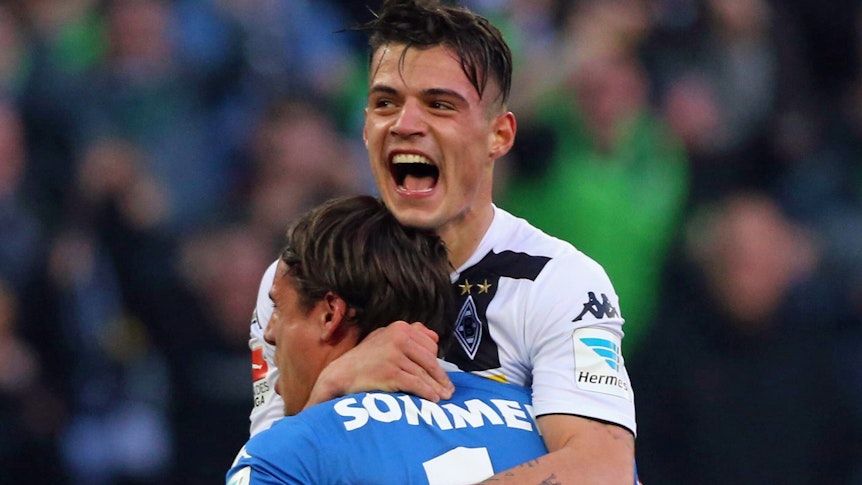 Schweizer Nationalhelden im Jubelrausch für Borussia Mönchengladbach: Der ehemalige VfL-Profi Granit Xhaka (jetzt Arsenal London) und Yann Sommer bejubeln gemeinsam am 14. Feburar 2015 Borussia-Park den Last-Minute-Derby-Sieg gegen den 1. FC Köln.