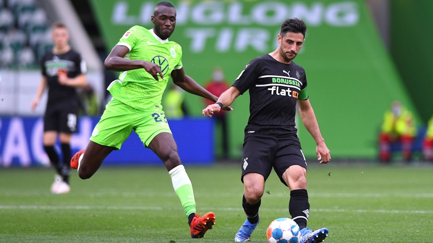 Lars Stindl von Borussia Mönchengladbach behauptet den Ball gegen Josuha Guilavogui vom VfL Wolfsburg am 2. Oktober 2021.
