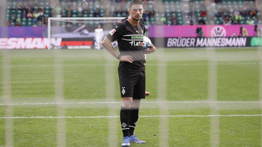 Gladbach-Kapitän Lars Stindl vor seinem Strafstoß im Bundesliga-Duell beim VfL Wolfsburg am 2. Oktober 2021 in der VW-Arena. Stindl hat den Ball unter den Arm geklemmt.