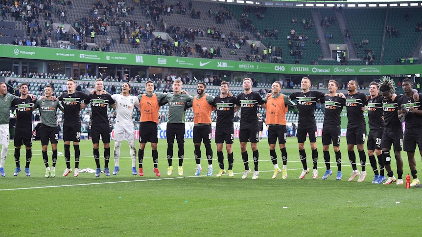 Borussia Mönchengladbach feiert mit den mitgereisten Fans nach ihrem 3:1-Sieg beim VfL Wolfsburg am 2. Oktober 2021.