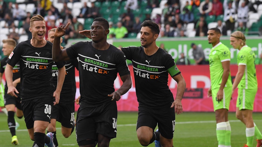 Gladbachs Torschütze Breel Embolo (2.v.l.) jubelt am 2. Oktober 2021 nach seinem Tor zum 0:1 mit Mönchengladbachs Nico Elvedi (l) und Lars Stindl (M).