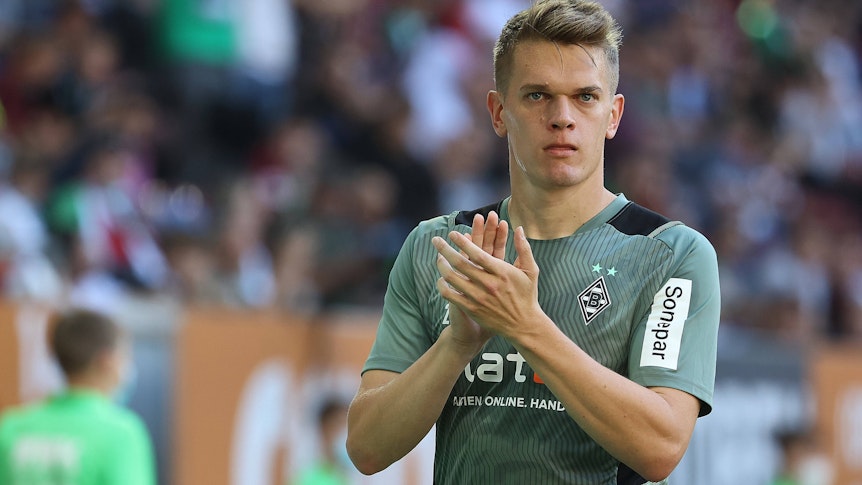 Matthias Ginter (Bor. Mönchengladbach) klatscht zu den Fans vor dem Spiel, vor Spielbeginn, FC Augsburg vs. Borussia Mönchengladbach am 18. September 2021.