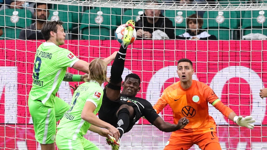 Ein Tor des Monats? Gladbach-Stürmer Breel Embolo trifft per Fallrückzieher für seinen Klub Borussia Mönchengladbach beim historischen 3:1-Sieg in Wolfsburg. Embolo liegt sprichwörtlich in der Luft und befördert mit dem Rücken zum Tor artistisch den Ball in die Maschen.
