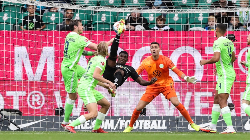 Ein Tor des Monats? Gladbach-Stürmer Breel Embolo trifft per Fallrückzieher für seinen Klub Borussia Mönchengladbach beim historischen 3:1-Sieg (2. Oktober 2021) in Wolfsburg. Embolo trifft per akrobatischer Einlage den Ball.