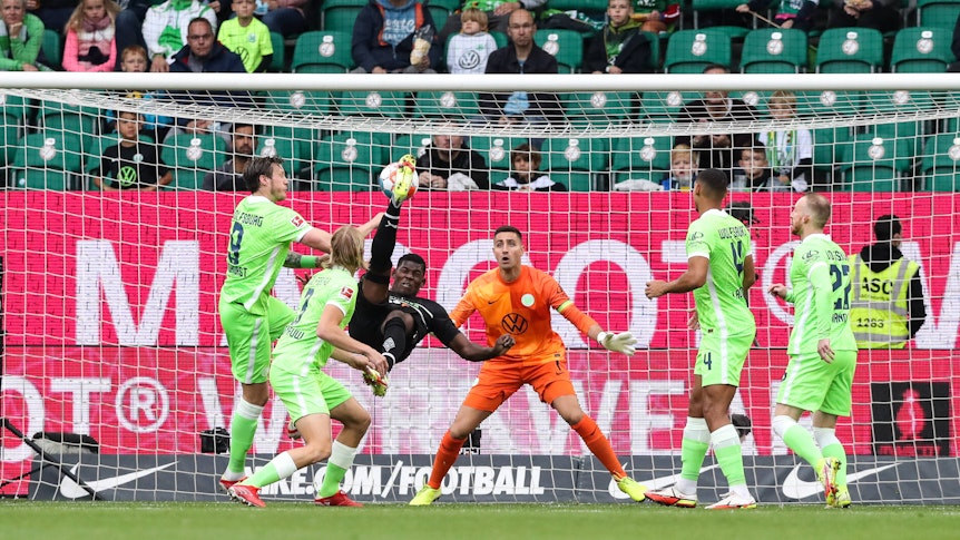 Breel Embolo trifft per Fallrückzieher für Borussia Mönchengladbach am 2. Oktober 2021 beim 3:1-Sieg im Bundesliga-Duell beim VfL Wolfsburg. Embolo wuchtet mit dem Rücken zum Tor den Ball in die Maschen.