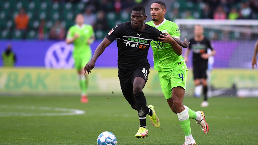 Breel Embolo (l.) von Borussia Mönchengladbach behauptet im Zweikampf gegen Maxence Lacroix (r.) vom VfL Wolfsburg den Ball, am 2. Oktober 2021.