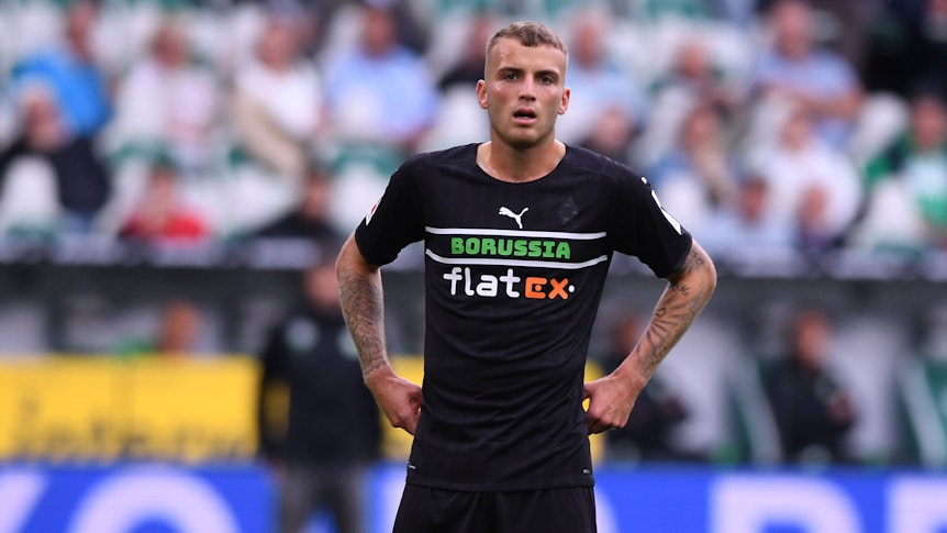 Jordan Beyer von Borussia Mönchengladbach, steht mit seinen Händen in den Hüften auf dem Platz im Duell gegen den VfL Wolfsburg am 2. Oktober 2021.