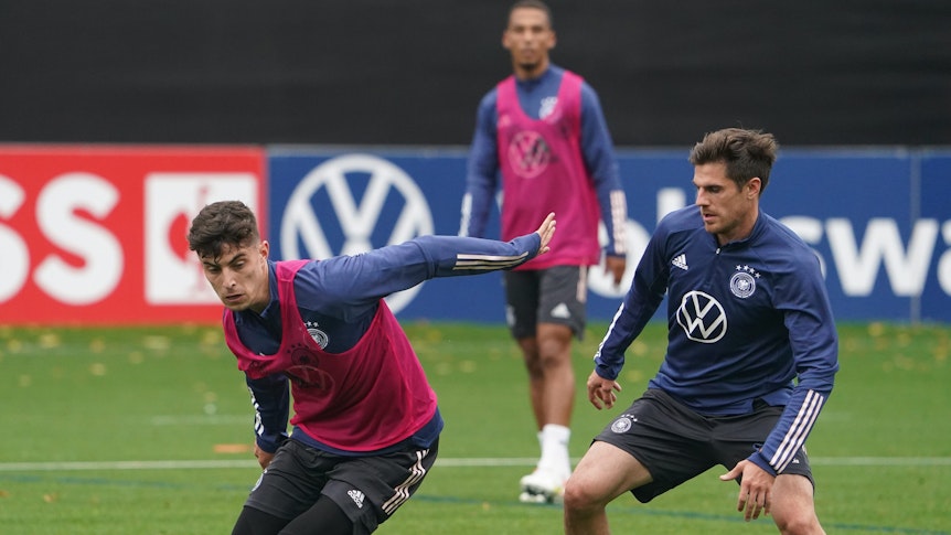 Deutschlands Kai Havertz und Jonas Hofmann beim Training in Aktion.