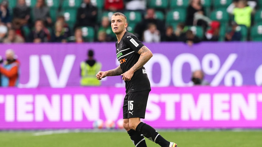 Jordan Beyer von Borussia Mönchengladbach, hier am 2. Oktober 2021, läuft im Duell gegen den VfL Wolfsburg auf dem Platz.