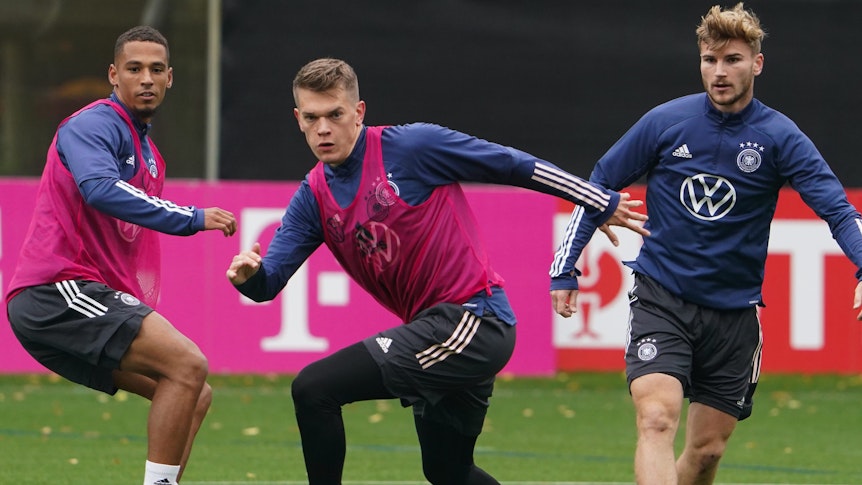 Deutschlands Thilo Kehrer, Matthias Ginter und Timo Werner (l-r) in Aktion.