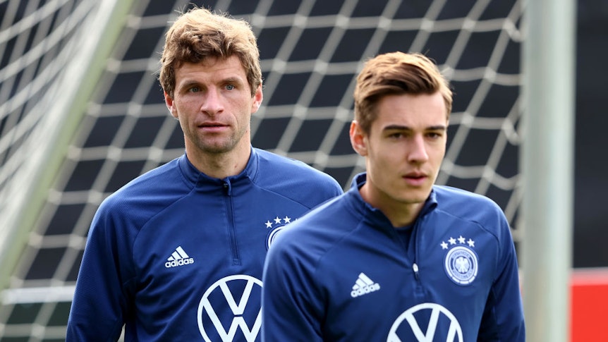 Gladbach-Profi Florian Neuhaus (r.) im Training der deutschen Fußball-Nationalmannschaft am 6. Oktober 2021 in Hamburg. Links im Bild ist Bayern-München-Star Thomas Müller zu sehen. Beide blicken auf den Trainingsplatz.