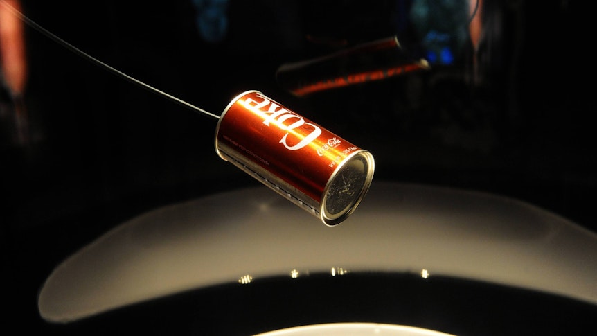 Die Cola-Dose aus dem legendären Büchsenwurf-Spiel 1971 gegen Inter Mailand ist im Museum von Borussia Mönchengladbach ausgestellt. Dieses Foto stammt vom 3. Mai 2019.