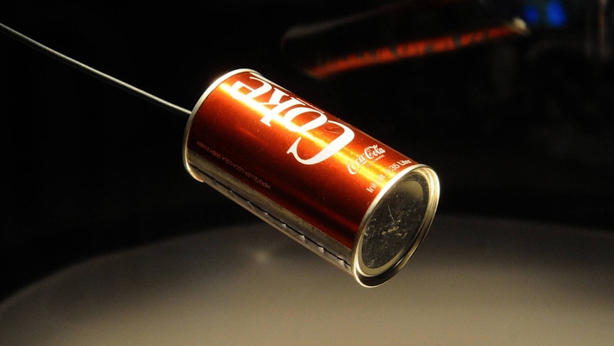 Die Cola-Dose aus dem legendären Büchsenwurf-Spiel 1971 gegen Inter Mailand ist im Museum von Borussia Mönchengladbach ausgestellt. Dieses Foto stammt vom 3. Mai 2019. Die Dose ist einer Vitrine aufbewahrt.