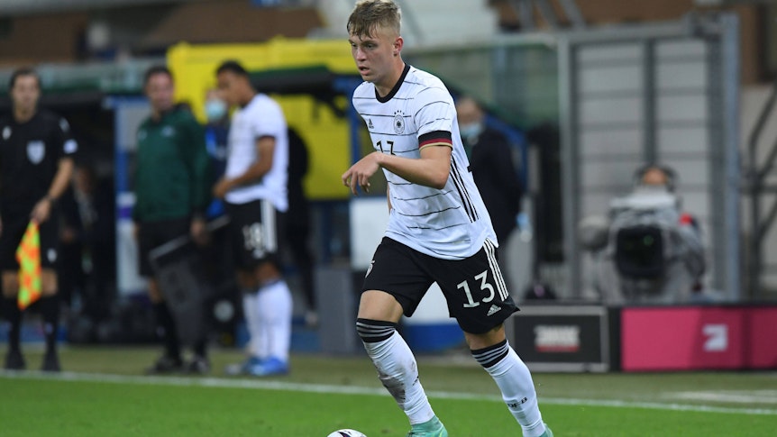 Gladbach-Talent Luca Netz bei seiner Premiere in der U21 des DFB am 7. Oktober 2021 im Länderspiel gegen Israel in Paderborn. Netz kontrolliert den Ball.