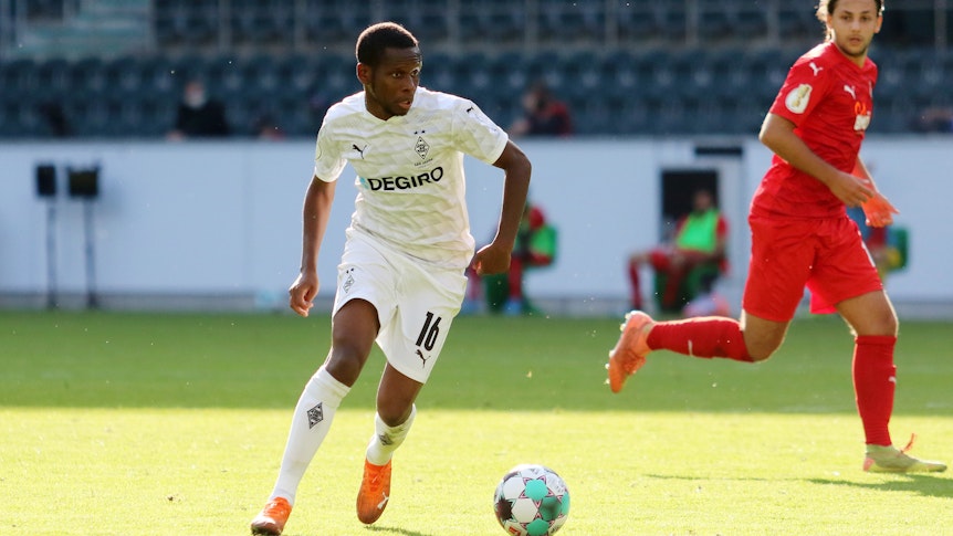 Ex-Gladbach-Profi Ibrahima Traoré. Auf diesem Foto ist der Offensivspieler am 12. September 2020 zu sehen. Traoré kontrolliert im Borussia-Park den Ball.