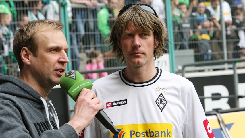 Mallorca-Star und Borussia-Mönchengladbach-Fan Mickie Krause (r.) hat während einer Reise weniger schöne Erlebnisse gehabt. Auf diesem Foto ist der Sänger am 30. März 2014 mit Stadionsprecher Torsten Knippertz im Borussia-Park zu sehen.