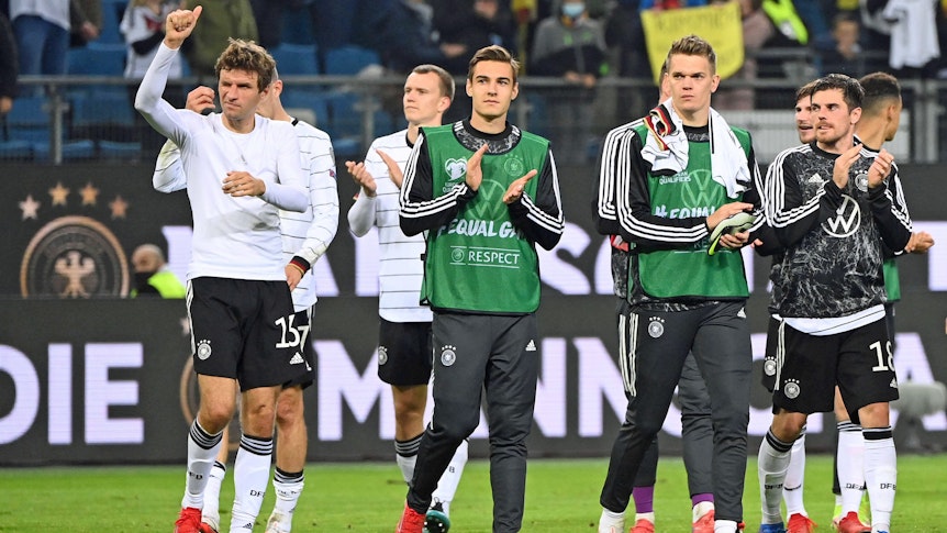 Die Gladbach-Profis Jonas Hofmann, Matthias Ginter und Florian Neuhaus (v.r.n.l.) verabschieden sich nach dem Länderspiel der DFB-Elf gegen Rumänien am 8. Oktober 2021 vom Hamburger Publikum. Die drei Borussia-Spieler klatschen in die Hände.