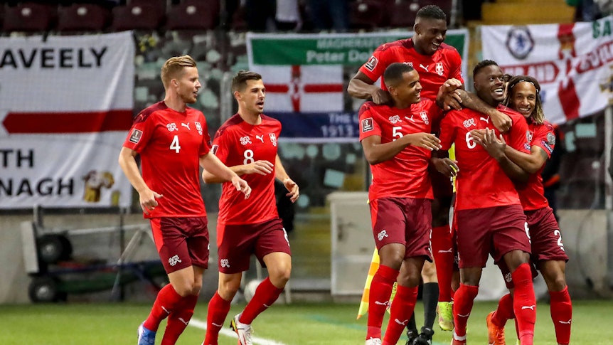 Der Schweizer Nationalspieler Denis Zakaria (2.v.r.), bei Fußball-Bundesligist Borussia Mönchengladbach unter Vertrag stehend, bejubelt am 9. Oktober 2021 in Genf sein Tor im WM-Qualifikationsspiel gegen Nordirland. Der Treffer wird anschließend allerdings vom Videoassistenten aberkannt.