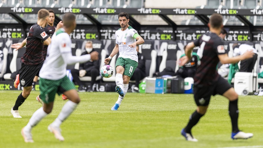 Gladbach-Kapitän Lars Stindl (Mitte) im Bundesliga-Duell mit dem VfB Stuttgart am 15. Mai 2021 im Borussia-Park. Stindl spielt einen Pass in die Tiefe.