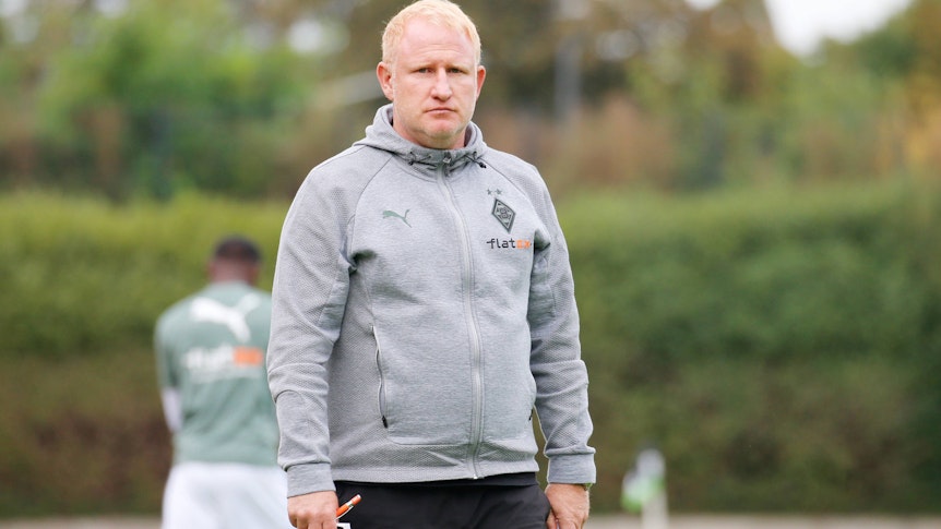 Heiko Vogel ist Trainer von Borussia Mönchengladbachs U23. Das Foto zeigt den 45-Jährigen am 2. Oktober 2021 beim Spiel zwischen Gladbach und dem Bonner SV ernst guckend an der Seitenlinie.