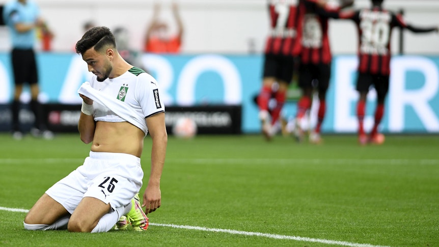 Ramy Bensebaini, hier am 21. August 2021, kniet enttäuscht auf dem Rasen, im Spiel von Borussia Mönchengladbach gegen Bayer Leverkusen.