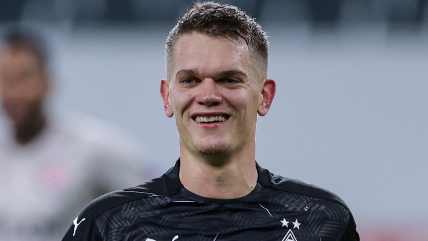Matthias Ginter von Borussia Mönchengladbach, hier bei einer Partie der Fohlen gegen Schachtar Donezk am 25. November 2020, läuft lachend über das Spielfeld.