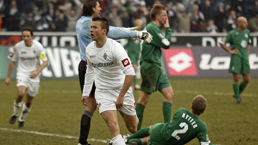 Stürmer Vaclav Sverkos (Mitte) bejubelt am 5. März 2005 seinen Fallrückzieher-Treffer für Borussia Mönchengladbach im Bundesliga-Duell gegen den VfL Wolfsburg im Borussia-Park. Sverkos läuft Richtung Nordkurve.