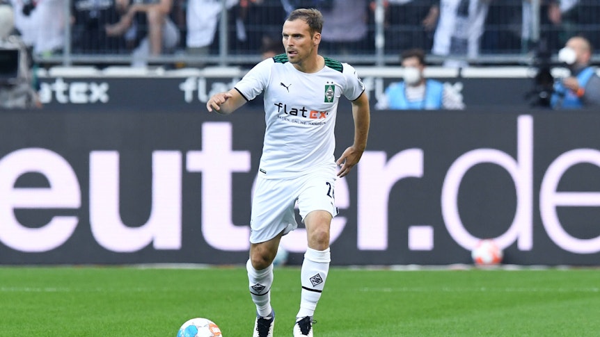 Verteidiger Tony Jantschke von Fußball-Bundesligist Borussia Mönchengladbach, auf diesem Foto am 25. September 2021 im Borussia-Park zu sehen. Jantschke hat den Ball am Fuß und beobachtet das Spielgeschehen.