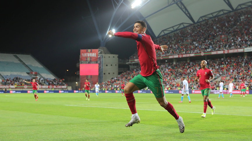 Superstar Cristiano Ronaldo feiert beim 5:0-Sieg mit Portugal gegen Luxemburg am 12. Oktober 2021 einen seiner drei Treffer. Er springt jubelnd in die Luft.