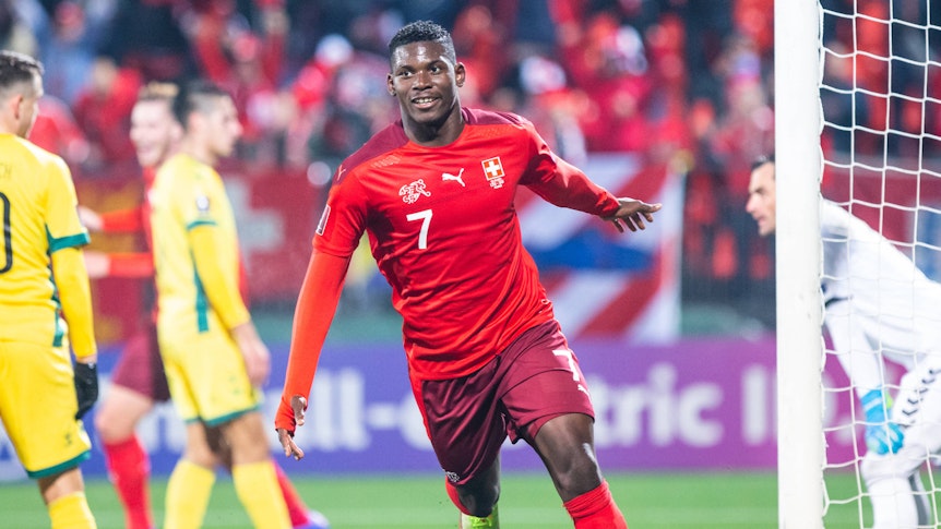 Gladbach-Stürmer Breel Embolo jubelt am 12. Oktober 2021 in Vilnius über sein Tor zum 1:0 beim Sieg der Schweizer Nationalmannschaft in der WM-Qualifikation gegen Litauen. Embolo lacht, dreht ab und breitet die Arme während des Laufens aus.