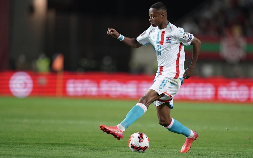 Top-Talent Yvandro Borges Sanches, hier im Einsatz für Luxemburg im WM-Qualifikationsspiel gegen Portugal am 12. Oktober 2021, hat seinen 2023 auslaufenden Vertrag bei Borussia Mönchengladbach noch nicht verlängert. In dieser Szene kontrolliert er den Ball.
