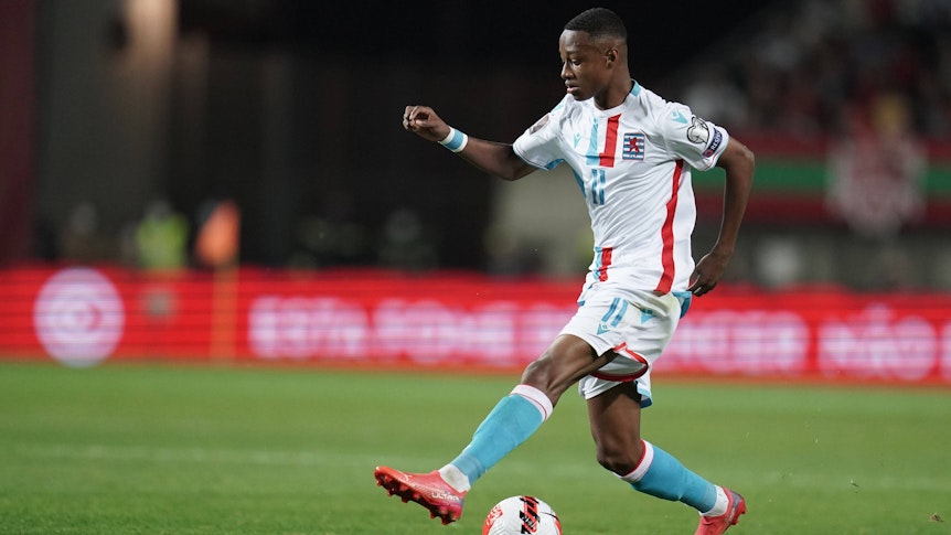 Gladbach-Talent Yvandro Borges Sanches ist für Luxemburg im WM-Qualifikationsspiel gegen Portugal am 12. Oktober 2021 zum Einsatz gekommen. Borges führt den Ball und setzt zum Dribbling an.