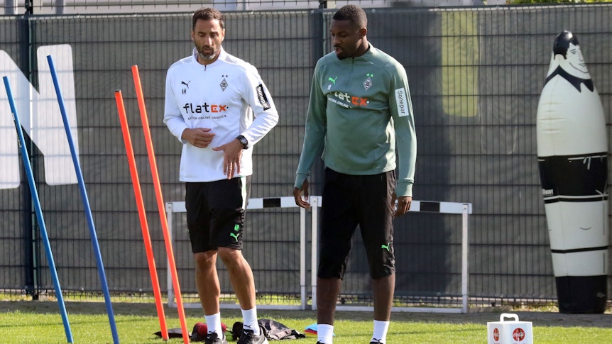 Gladbach-Stürmer Marcus Thuram (r.) befindet sich nach seiner Knieverletzung noch im Aufbautraining. Auf diesem Foto ist der Franzose am 23. September 2021 im individuellen Training mit Athletikcoach Alexander Mouhcine zu sehen. Thuram hört zu, was Mouhcine sagt.