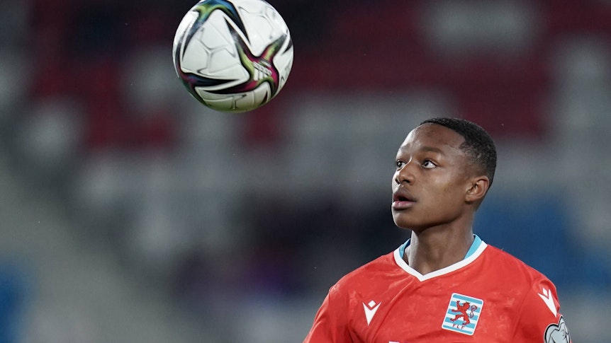Yvandro Borges Sanches, hier am 9. Oktober 2021 im Einsatz für Luxemburg zu sehen, hat bei Fußball-Bundesligist Borussia Mönchengladbach einen Profivertrag unterschrieben. Borges Sanches schaut auf den Ball.