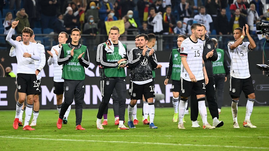 Thomas Müller, Florian Neuhaus, Matthias Ginter, Jonas Hofmann, Niklas Süle und Thilo Kehrer, applaudieren den Fans der DFB-Elf am 8. Oktober 2021 nach dem Qualifikations-Match gegen Rumänien in Hamburg.
