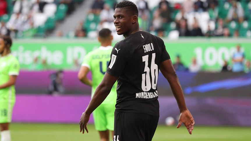 Breel Embolo, Stürmer von Borussia Mönchengladbach, schaut beim Bundesliga-Spiel beim VfL Wolfsburg am 2. Oktober 2021 lächelnd nach hinten.