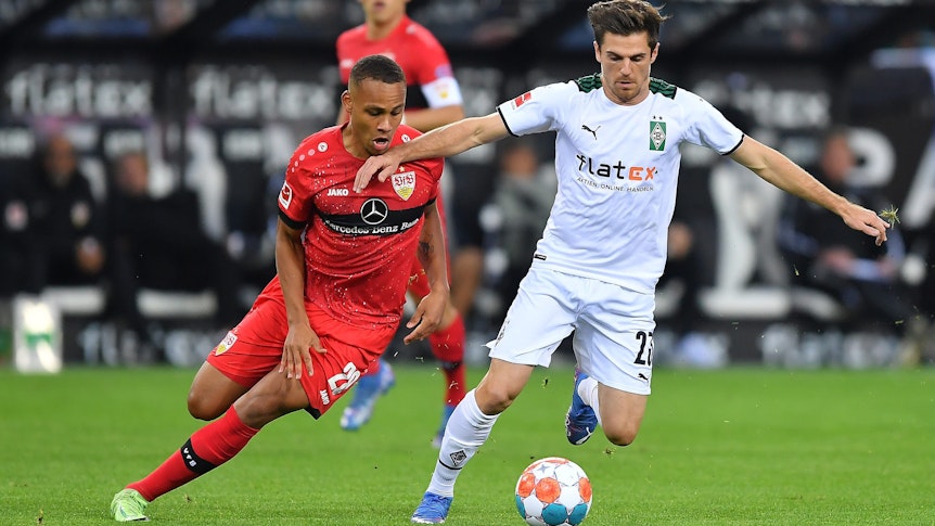 Nikolas Nartey vom VfB Stuttgart und Jonas Hofmann von Borussia Mönchengladbach beim Zweikampf im Bundesliga-Duell des 8. Spieltags am 16. Oktober 2021 im Borussia-Park.