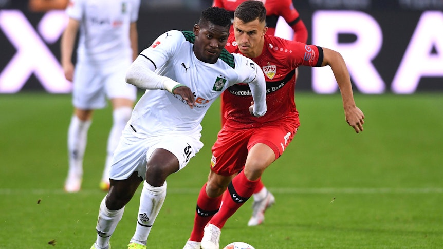 Breel Embolo (l.) von Borussia Mönchengladbach im Sprintduell mit Marc Oliver Kempf (r.) von Stuttgart am 16. Oktober 2021.