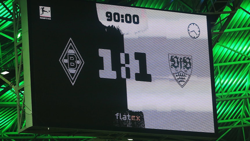 Die Anzeigetafel im Borussia-Park zeigt das Endergebnis (1:1) nach dem Duell zwischen Borussia Mönchengladbach und dem VfB Stuttgart am 16.Oktober. 2021.