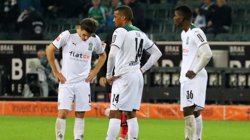 Jonas Hofmann, Alassane Plea und Breel Embolo (v.l.n.r.) von Borussia Mönchengladbach schauen enttäuscht nach dem 1:1 gegen den VfB Stuttgart am 16. Oktober 2021.