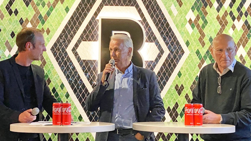 Torsten Knippertz, Stadionsprecher bei Borussia Mönchengladbach, interviewt am 18. Oktober 2021 im Borussia-Park die Gladbach-Legenden Rainer Bonhof und Wolfgang Kleff (v.l.n.r.) zum Thema Büchsenwurf vom Bökelberg.