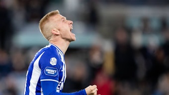 Oscar Wendt, ehemaliger Profi von Fußball-Bundesligist Borussia Mönchengladbach, bejubelt am 17. Oktober 2021 einen seiner beiden Treffer für den schwedischen Klub IFK Göteborg. Wendt ballt die Fäuste zusammen und schreit seine Freude heraus.