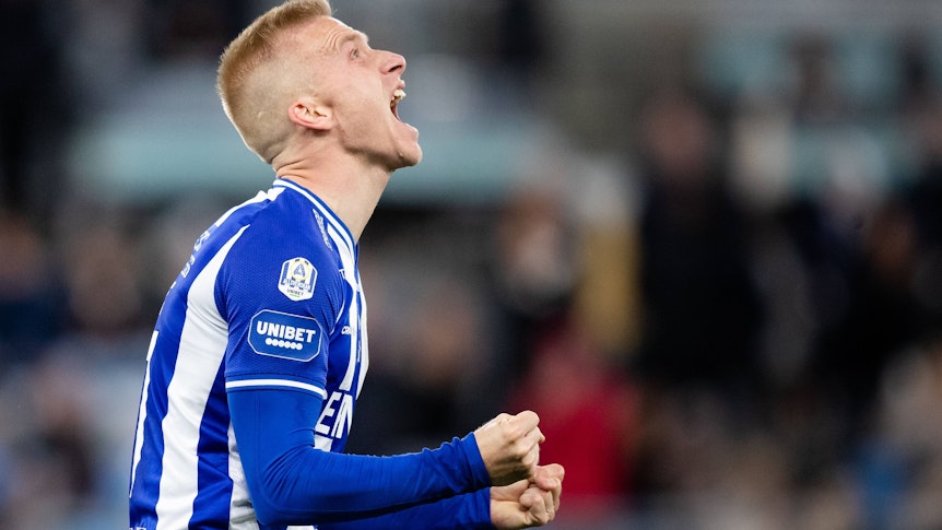 Oscar Wendt, ehemaliger Profi von Fußball-Bundesligist Borussia Mönchengladbach, bejubelt am 17. Oktober 2021 einen seiner beiden Treffer für den schwedischen Klub IFK Göteborg. Wendt ballt die Fäuste zusammen und schreit seine Freude heraus.