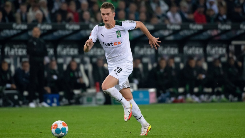 Nationalspieler Matthias Ginter im Trikot von Borussia Mönchengladbach. Auf diesem Foto ist der Verteidiger am 16. Oktober 2021 im Borussia-Park zu sehen. Ginter läuft nach vorne, hat den Ball vor sich.