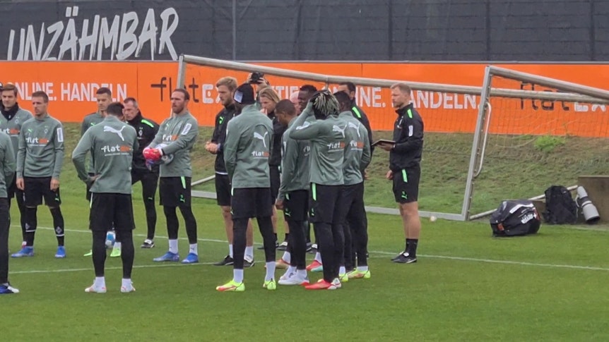 Die Mannschaft von Borussia Mönchengladbach beim Training am Dienstag (19. Oktober 2021). Erstmals nach längerer Verletzungspause wieder mit dabei Marcus Thuram (Mitte) und Ramy Bensebaini (nicht im Bild).