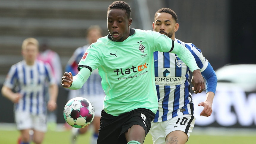 Borussia Mönchengladbach gastiert am Samstag (23. Oktober 2021) bei Hertha BSC. Das Foto zeigt Gladbachs Denis Zakaria im Zweikampf mit Ex-Hertha-Spieler Mattheus Cunha bei einem vergangenen Duell am 10. April 2021.