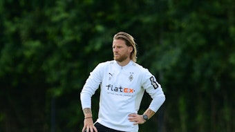 Eugen Polanski von Borussia Mönchengladbach steht am 20. Juli 2021 im Trainingslager in Harsewinkel auf dem Fußballplatz.