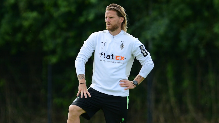 Borussia-Trainer Eugen Polanski, hier zu sehen am 20. Juli 2021 im Trainingslager des Gladbacher Profikaders in Harsewinkel. Polanski trainiert inzwischen die U23. Er schaut zur Seite.