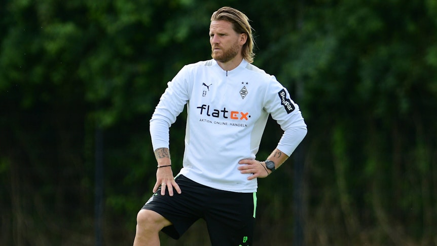 Eugen Polanski von Borussia Mönchengladbach steht am 20. Juli 2021 im Trainingslager in Harsewinkel auf dem Fußballplatz.