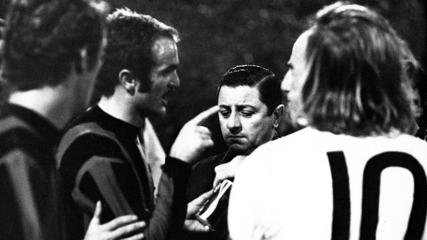 Sandro Mazzola von Inter Mailand (2.v.l.) zeigt dem Schiedsrichter die Cola-Dose. Günter Netzer (r.) von Borussia Mönchengladbach verfolgt das Treiben auf dem Rasen des Bökelbergstadion am 20. Oktober 2021.